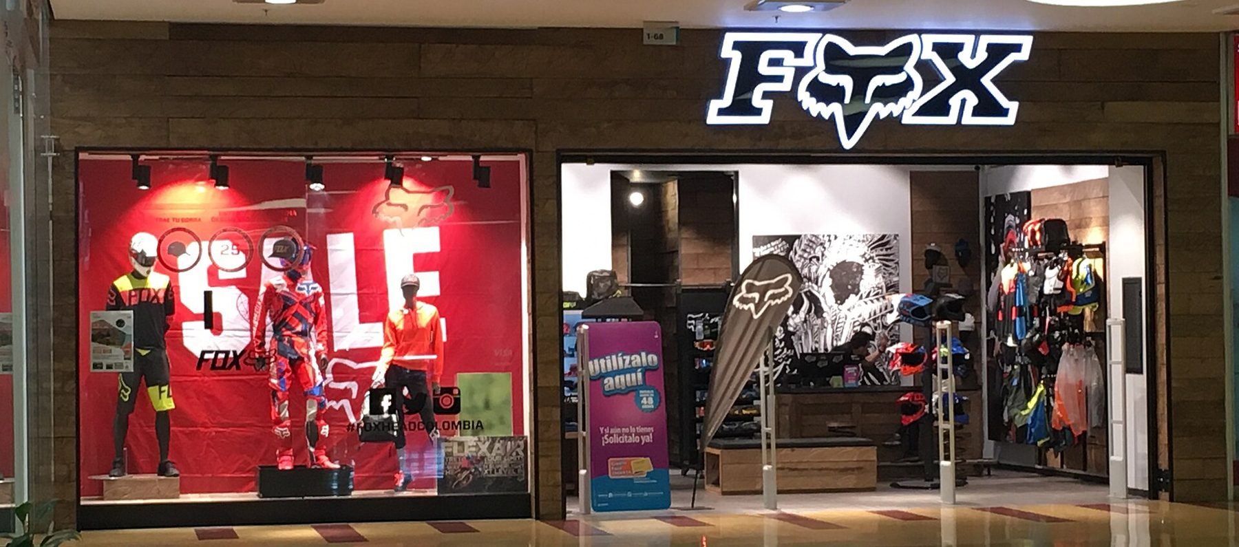 Tienda de marca dentro de un centro comercial